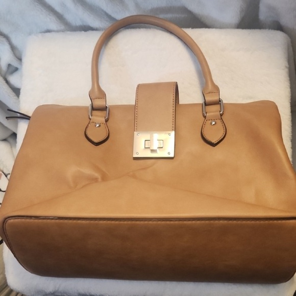 Kelly and Katie tan handbag with turnstile closure FLAW